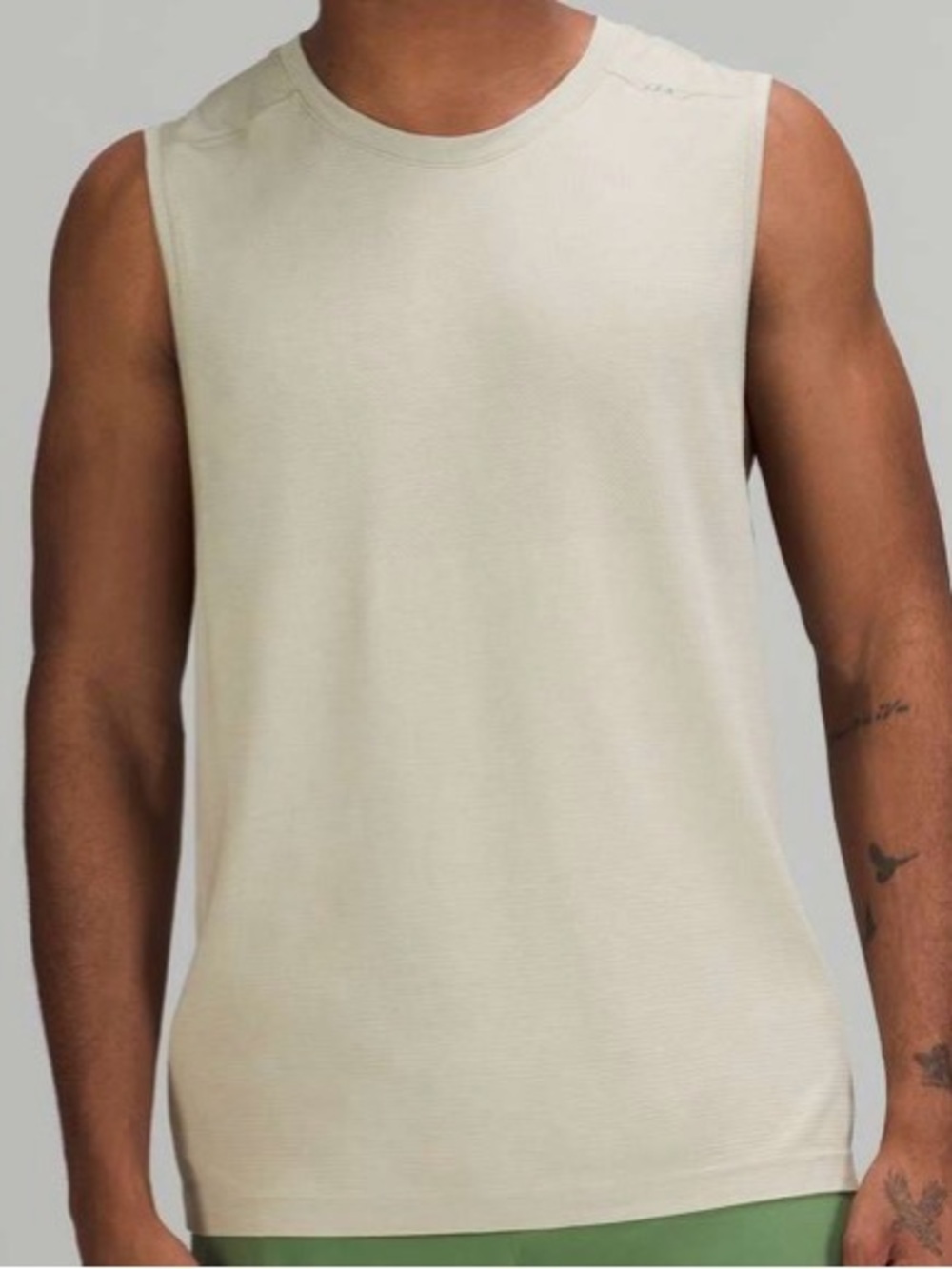 Lululemon Metal Vent Tech Sleeveless 2.0
Silver Blue/Lemon Chiffon size M